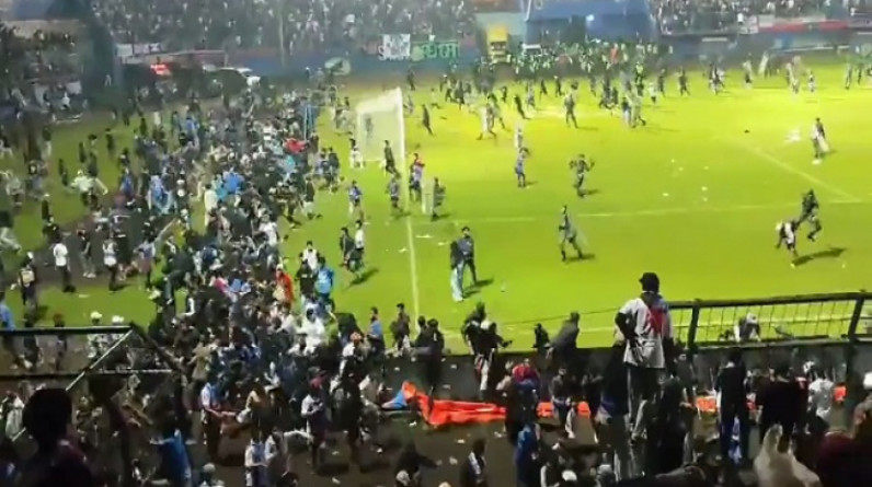 كارثة ديربي إندونيسيا.. تفاصيل مصرع 174 شخصًا في مباراة مأساوية